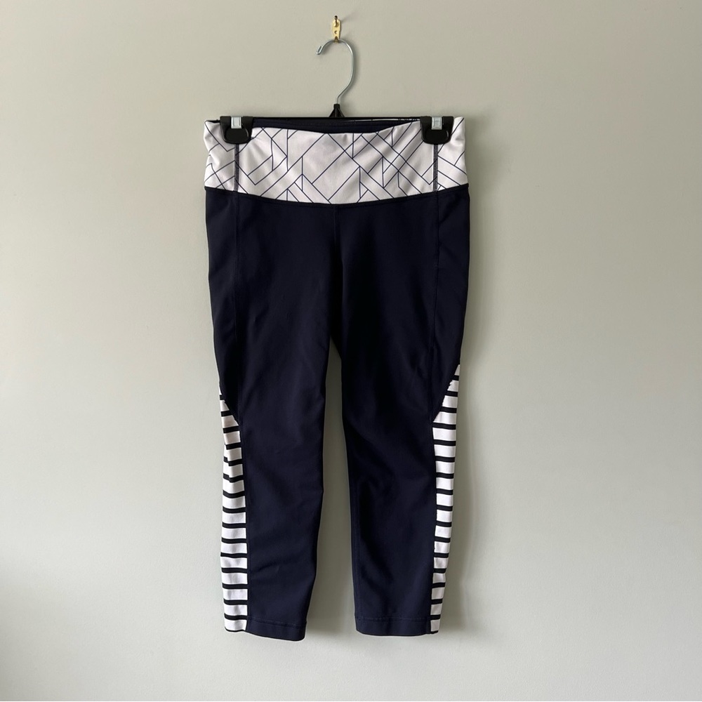 Athleta Chaturanga Navy Blue and White CroppedCapri Leggings Women's Si…